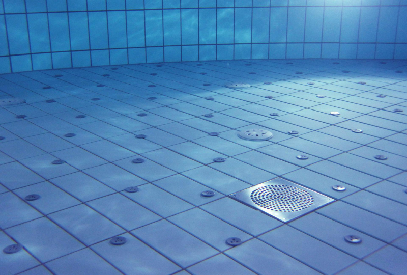 Underwater pool